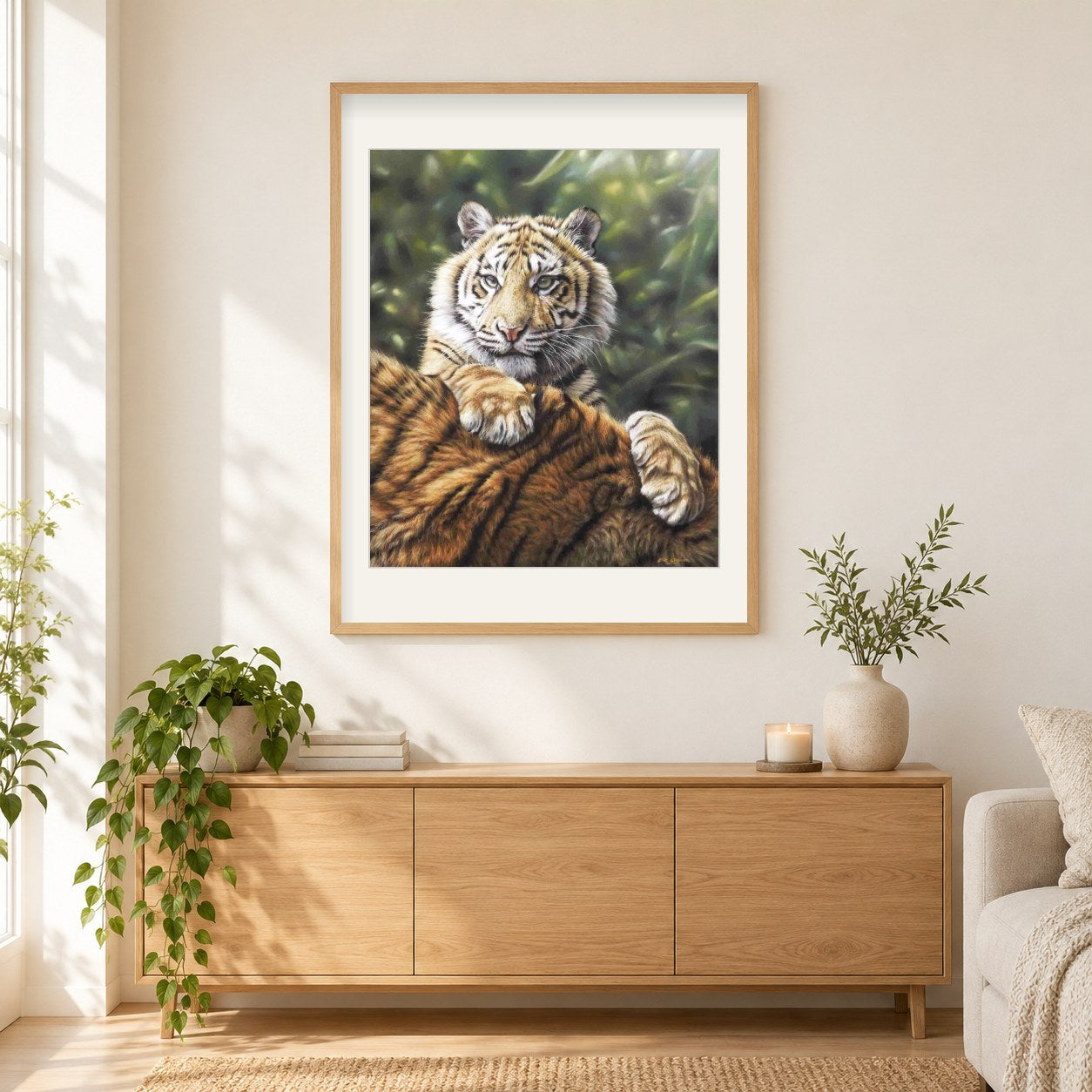 Sumatra-Tigerjunges und Mutter -  Kunst des Eric Wilson als gerahmtes Diamond Painting im Wohnzimmer