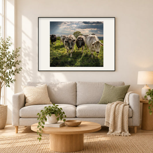 Taurin-Rinder als gerahmtes Diamond Painting im Wohnzimmer