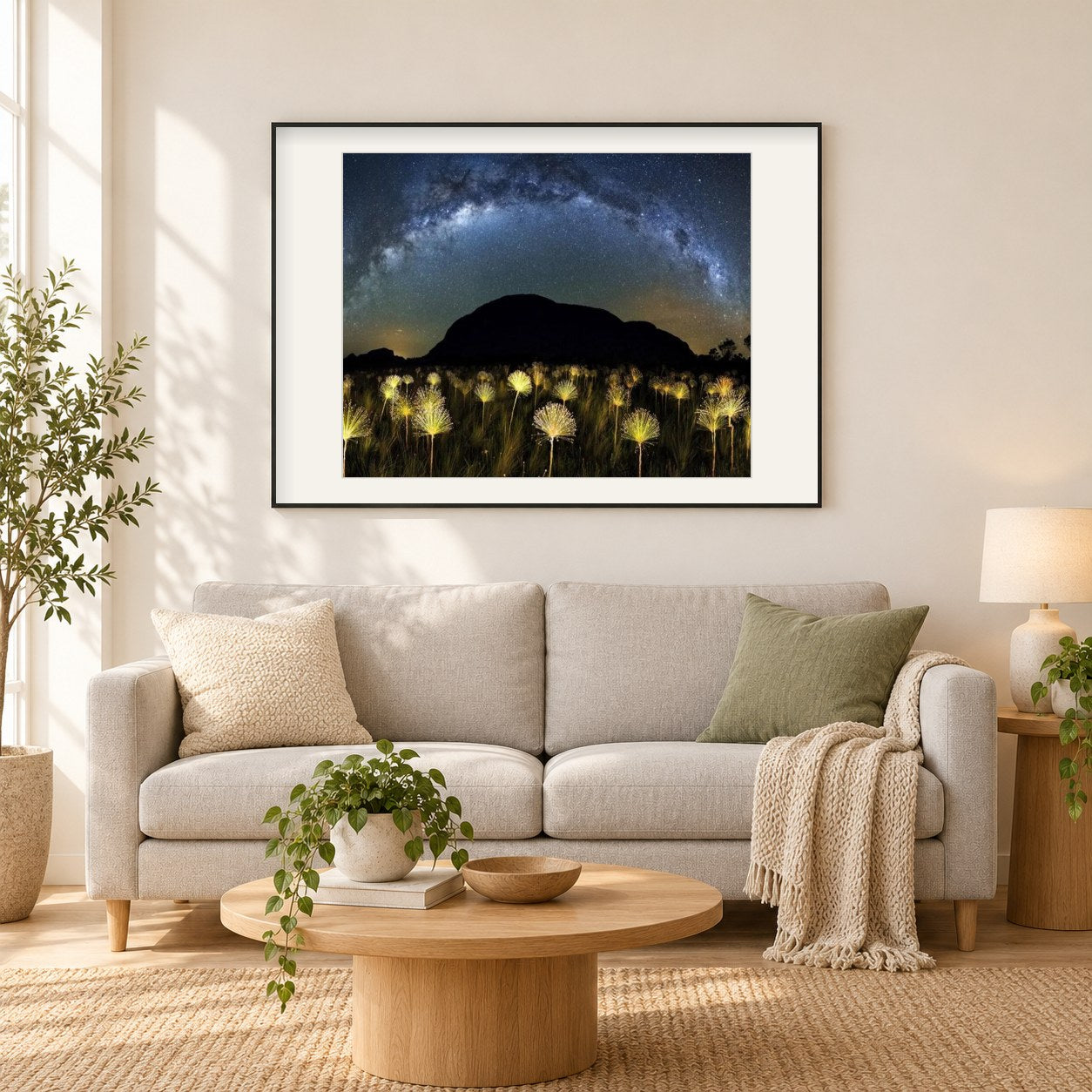 Traum Nachthimmel & magische Blumen als gerahmtes Diamond Painting im Wohnzimmer