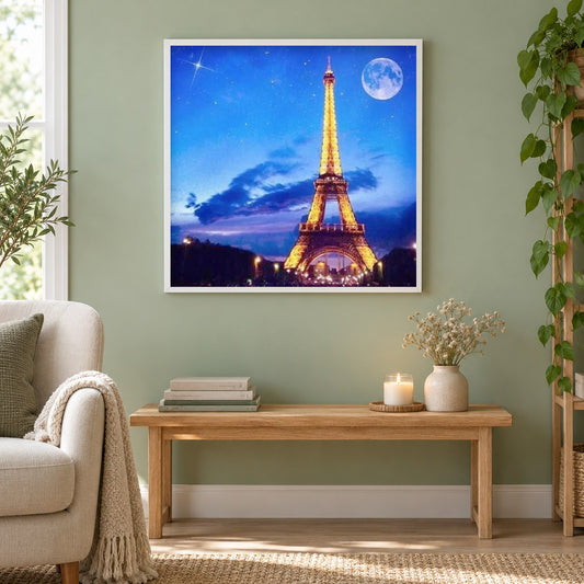 Vollmond & Eiffelturm Blick als gerahmtes Diamond Painting im Wohnzimmer