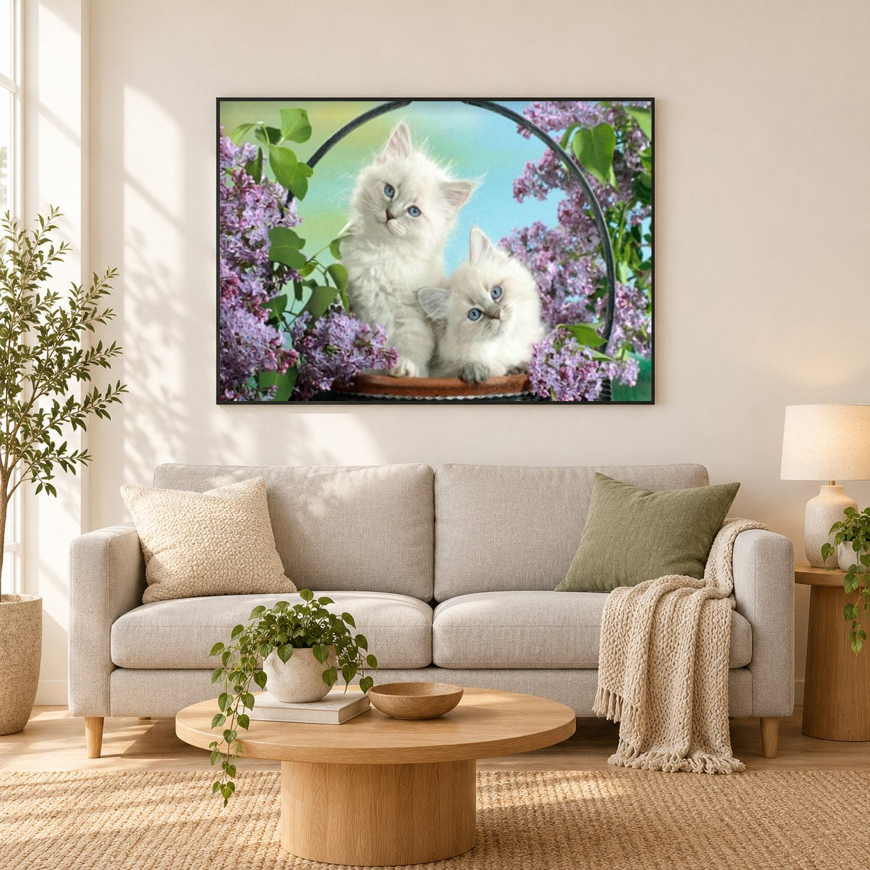 Weiße Katzen mit blauen Augen als gerahmtes Diamond Painting im Wohnzimmer