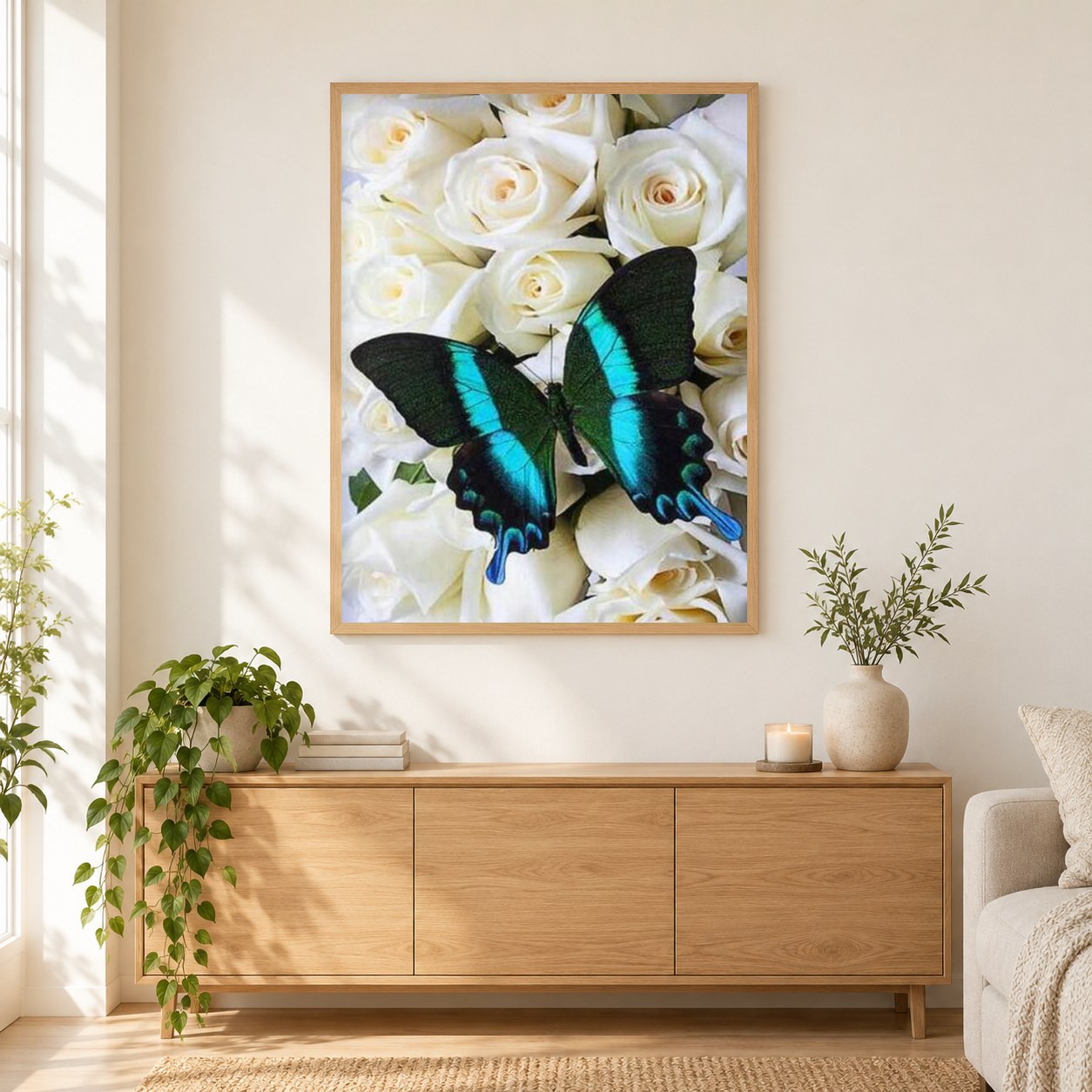 Weiße Rosen & Schmetterling als gerahmtes Diamond Painting im Wohnzimmer