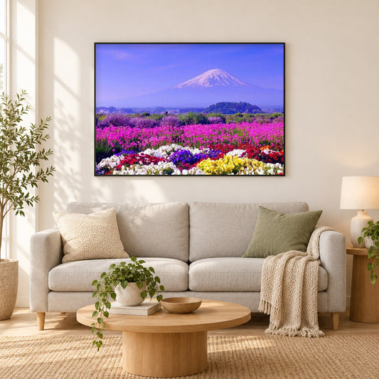 Weißer Berg & bunte Blumen als gerahmtes Diamond Painting im Wohnzimmer