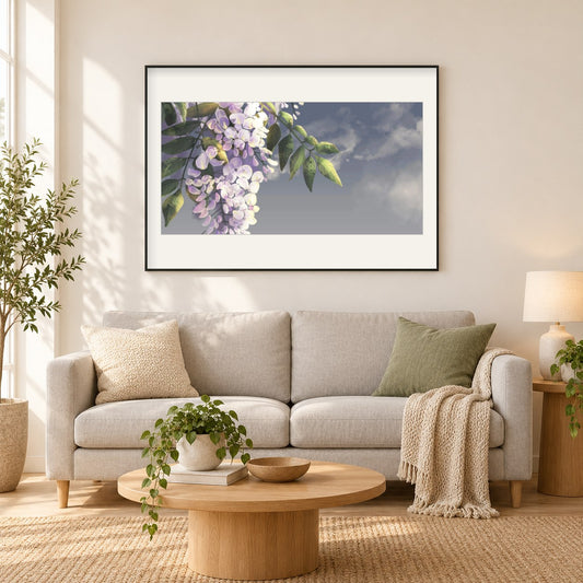 Glyzinie - Kunst des Jean Guillet als gerahmtes Diamond Painting im Wohnzimmer