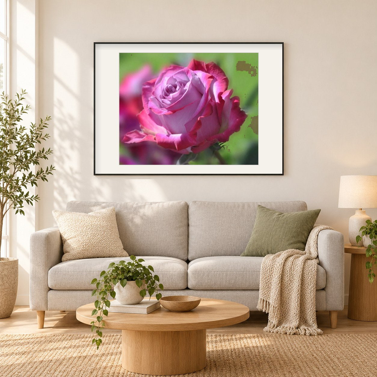 Wunderschöne rosa Rose als gerahmtes Diamond Painting im Wohnzimmer