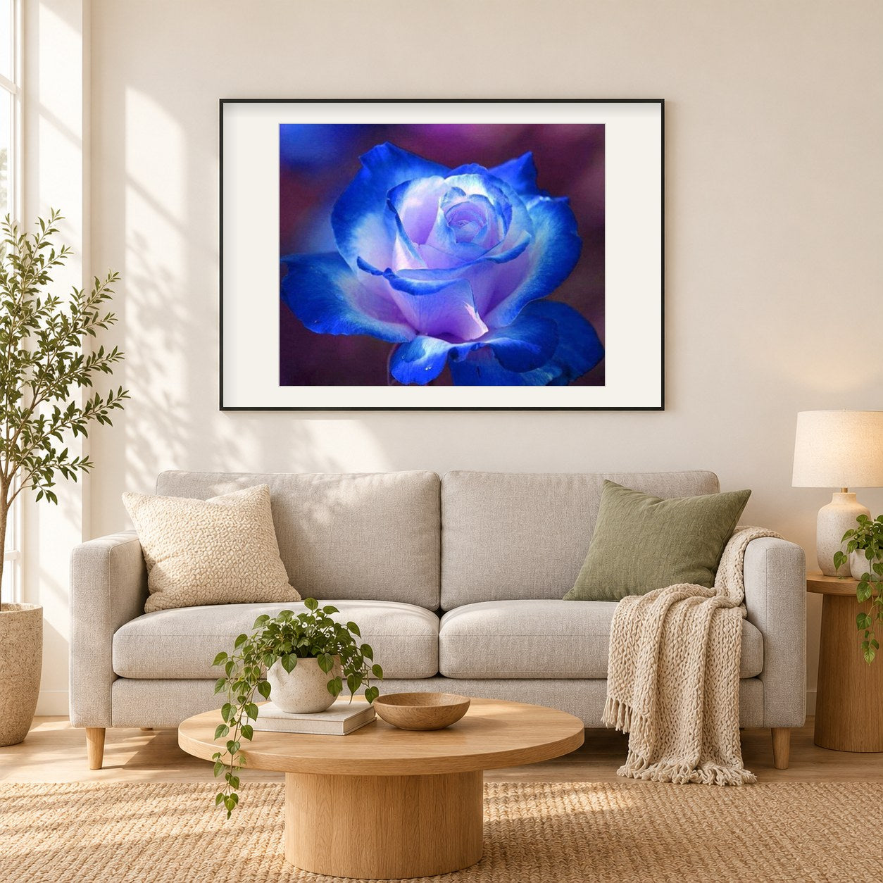 Wunderschöne Rose mit blauen Spitzen als gerahmtes Diamond Painting im Wohnzimmer