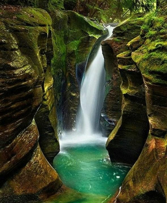 Schöner Bergwasserfall - Diamond Painting