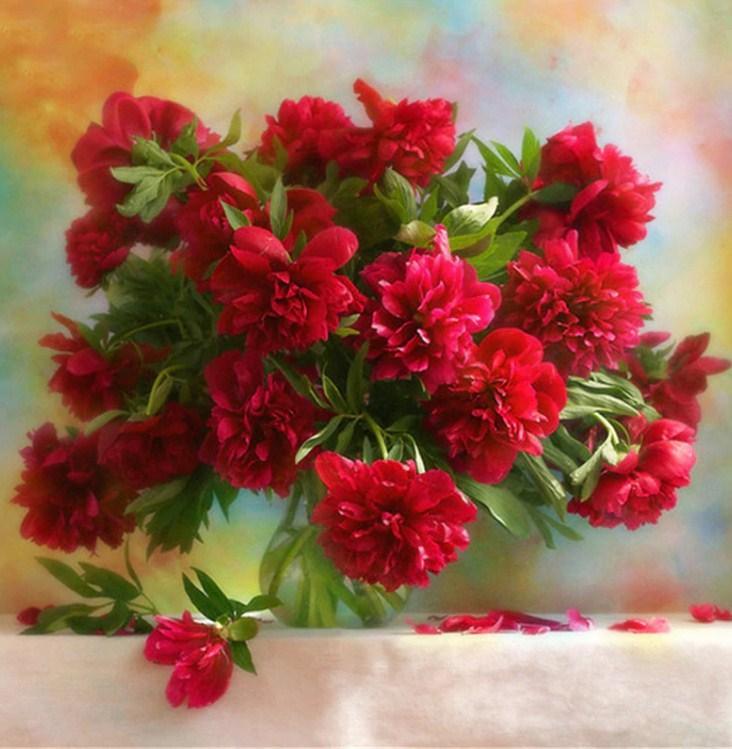 Leuchtend rote Pfingstrosen in einer Vase - Diamond Painting