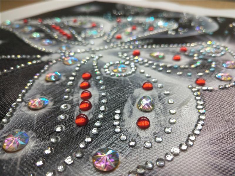 Glänzender weißer Schmetterling - Spezial Diamond Painting - Diamond Painting